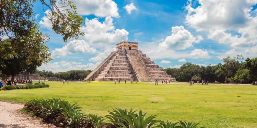 Chichen Itza pyramiden i Mexico på en solrik dag