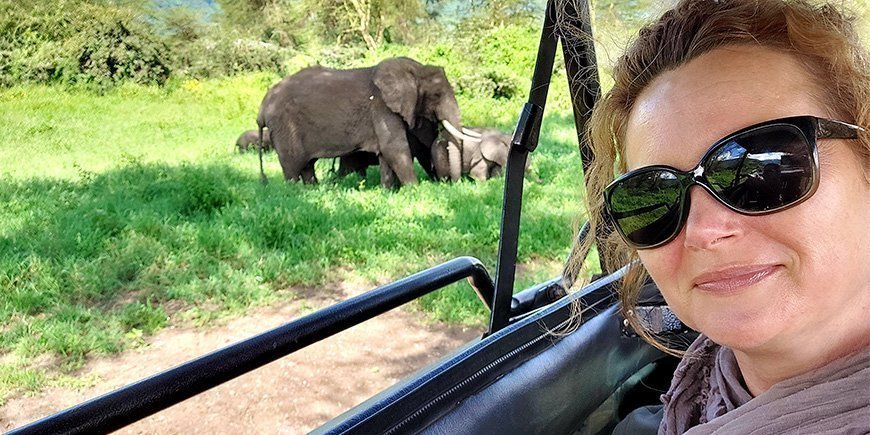 Kvinner på safari ser på elefanter i Tanzania