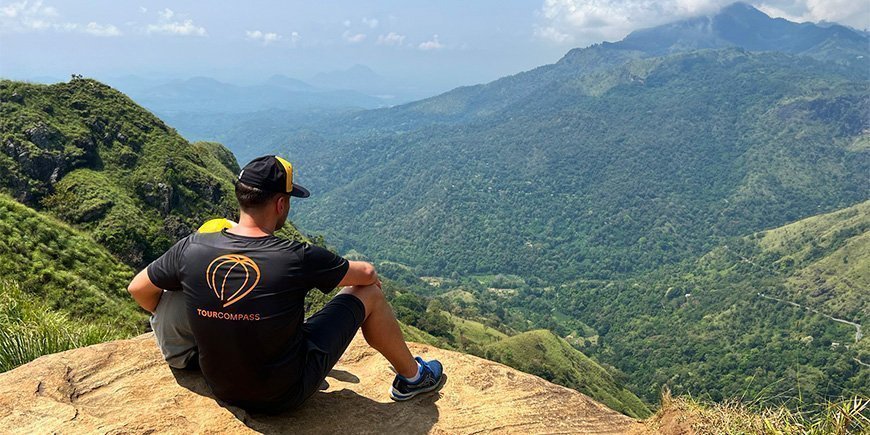 Far og sønn sitter på toppen av Little Adam's Peak i Sr Lanka