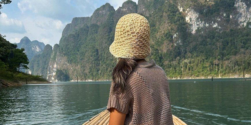 Kvinner seiler på Cheow Lan-sjøen i Khao Sok nasjonalpark i Thailand