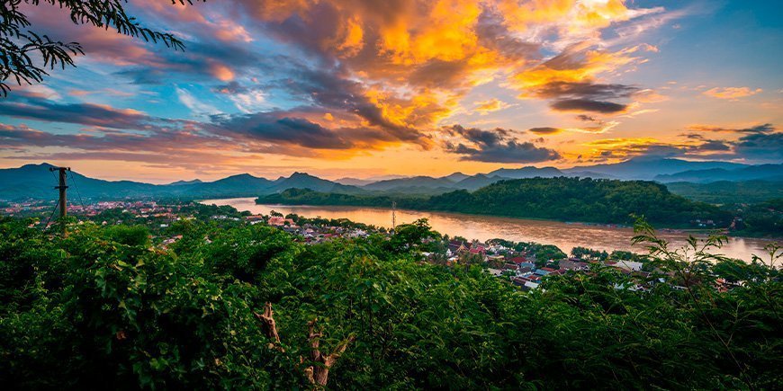 Solnedgang over Phousi-fjellet i Luang Prabang