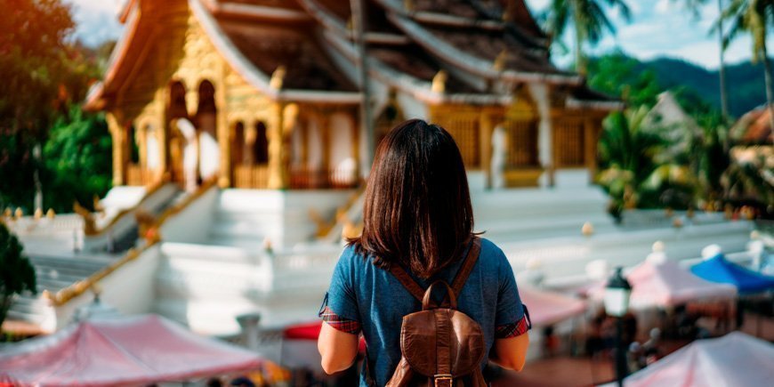 Kvinne ser på tempel i Luang Prabang, Laos 