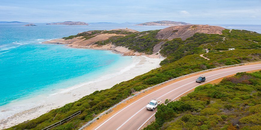 Biler som kjører på Great Ocean Road i Australia