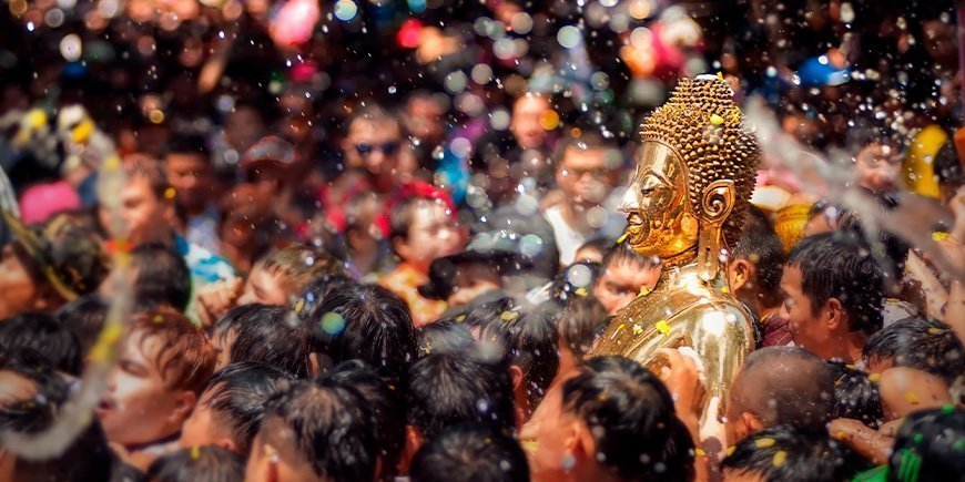 Den gylne Buddha blir oversprøytet med vann under Songkran-festivalen i Thailand