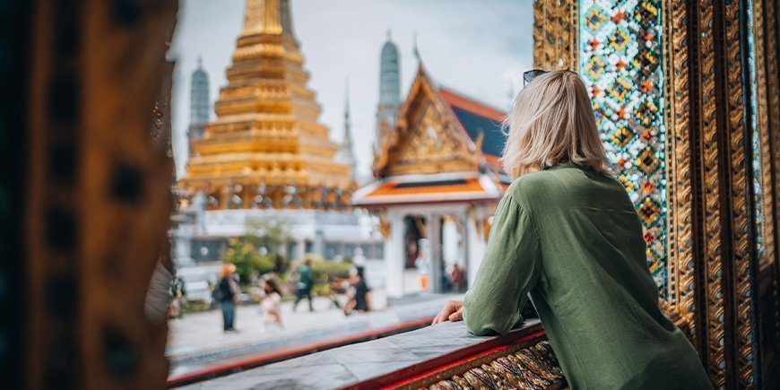 Kvinne ser på tempel i Bangkok, Thailand