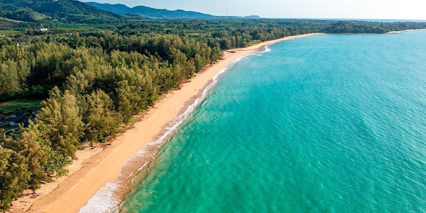 Oversiktsbilde fra Bang Sak Beach i Khao Lak i Thailand.