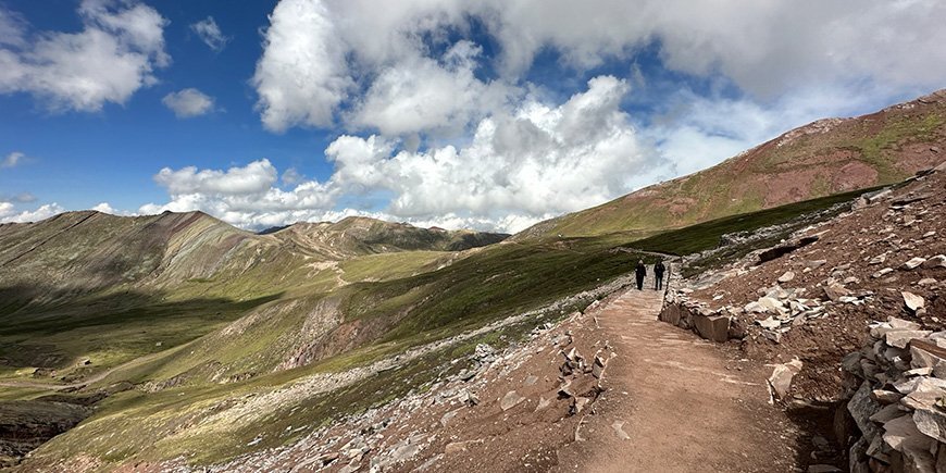 To personer på fottur på Rainbow Mountain i Peru