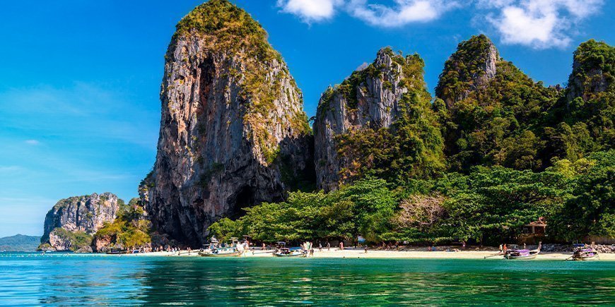 Kalksteinsklipper på Phra Nang Beach i Thailand.