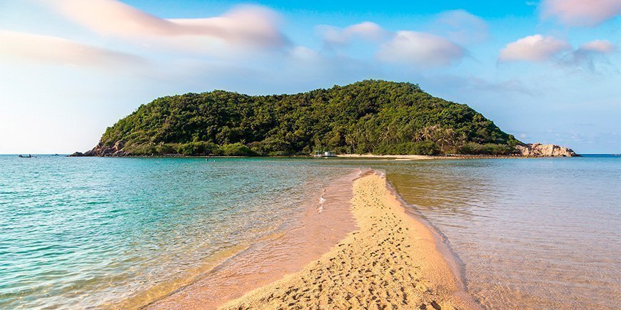 Utsikt over Koh Ma fra Mae Haad Beach på Koh Phangan i Thailand.