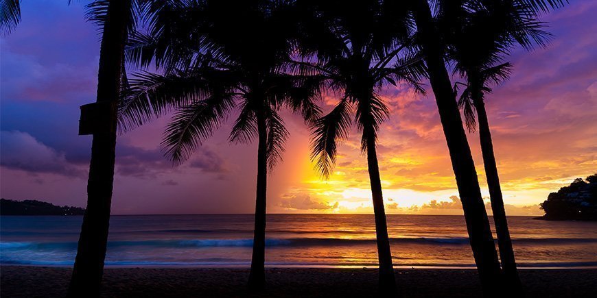 Vakker solnedgang på Kamala Beach på Phuket, Thailand.