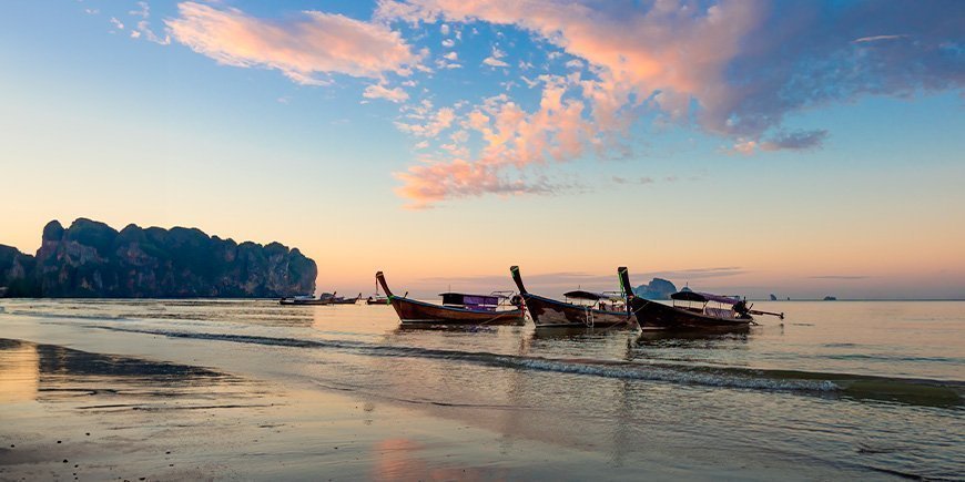 Solnedgang ved Ao Nang Beach i Krabi, Thailand