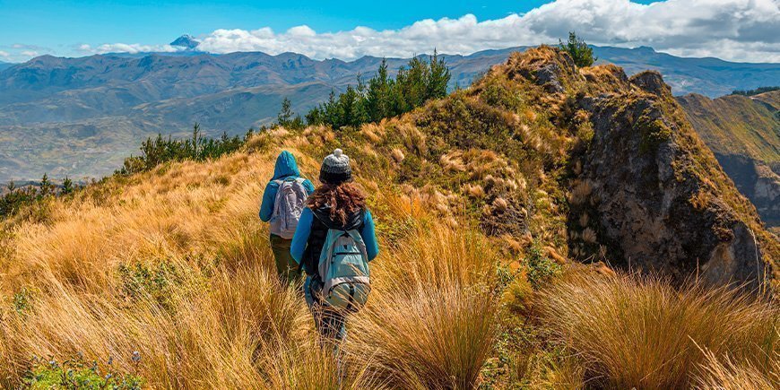 To kvinner på vandring i fjellene i nærheten av Quito.