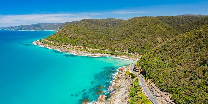 Utsikt over Great Ocean Road i Australia på en solrik dag.