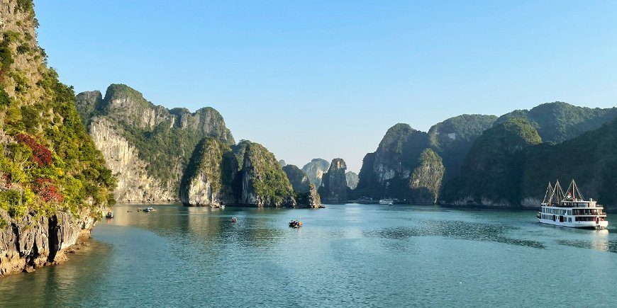 Utsikt over Ha Long-bukten i mars