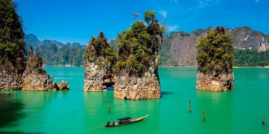 Oversikt over innsjøen i Khao Sok nasjonalpark