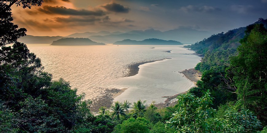 Solnedgang og regnskog på Koh Chang