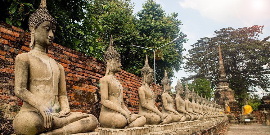 Statuer på rad og rekke ved Wat Yai Chai Mongkhon i Ayutthaya, Thailand