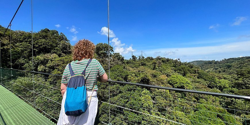 Kvinne står på en hengebro i Monteeverde i Costa Rica.