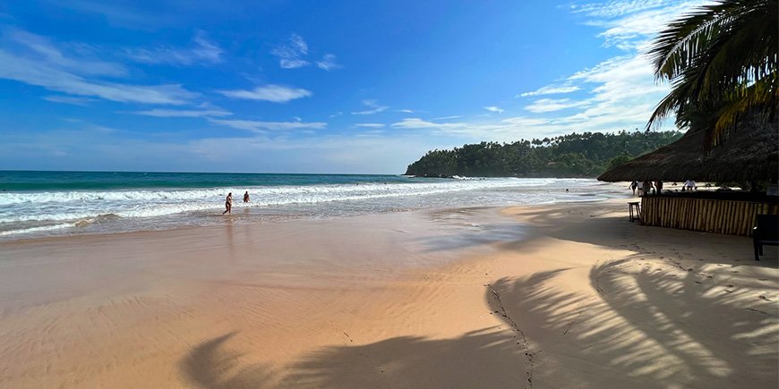 Blå himmel ved Mirissa-stranden på Sri Lanka