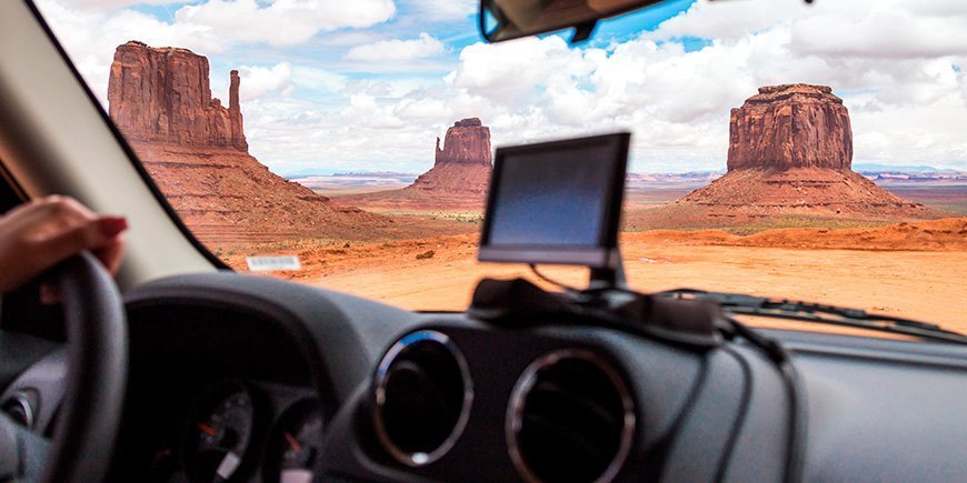 Bil følger GPS i Monument Valley, USA