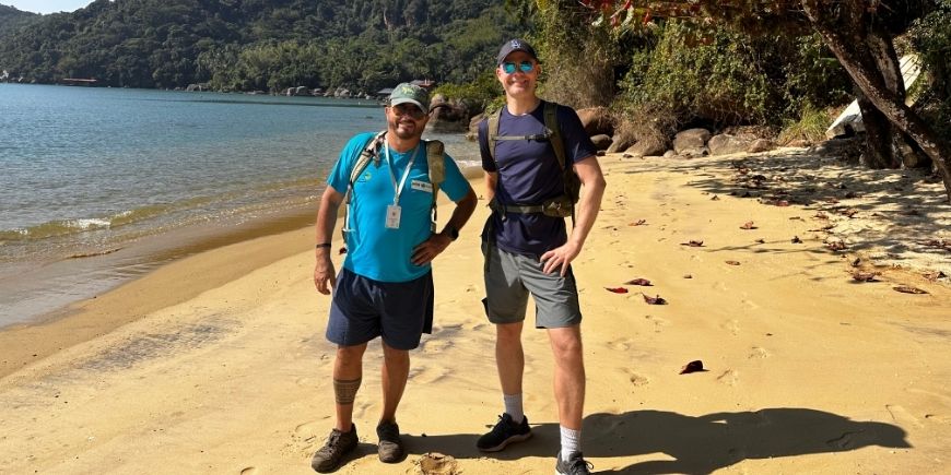 Claus og guiden på en strand på Ilha Grande