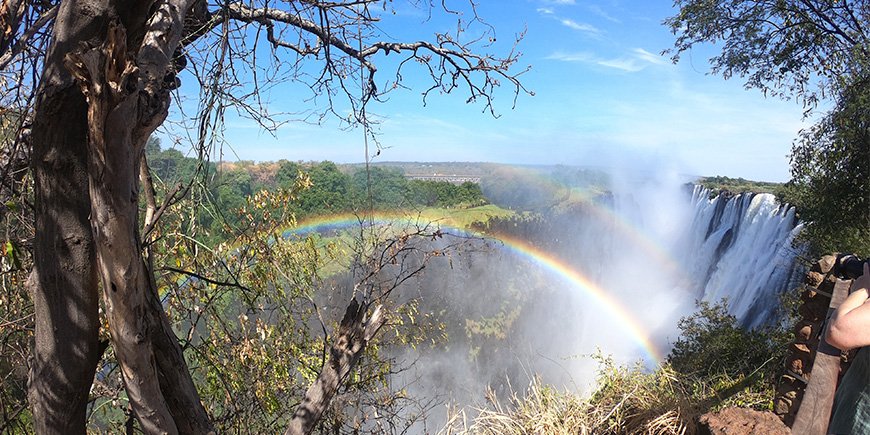 Regnbue over Victoriafallene i Zambia