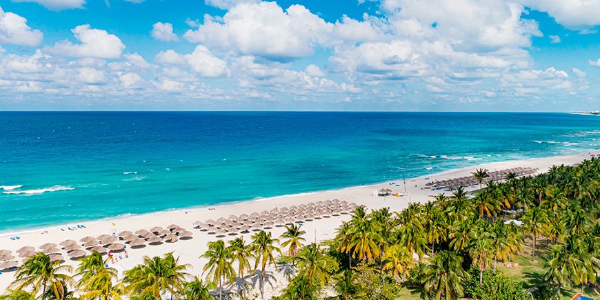 Solrik dag på den vakre Varadeo-stranden på Cuba