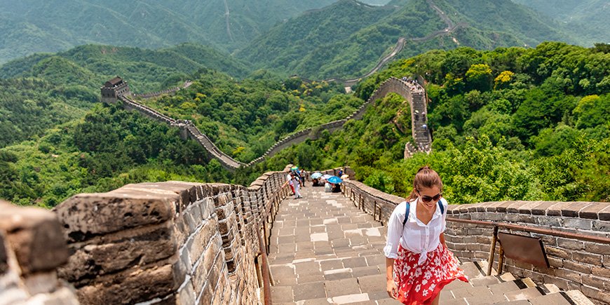 Kvinne går på Den kinesiske mur i Beijing, Kina