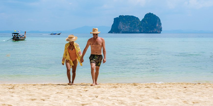 Par på tur på stranden på øya Koh Ngai i Thailand