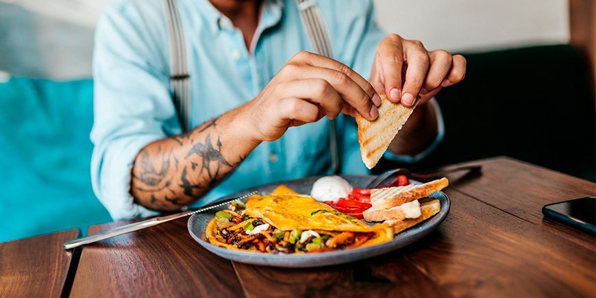 mann som spiser amerikansk frokost