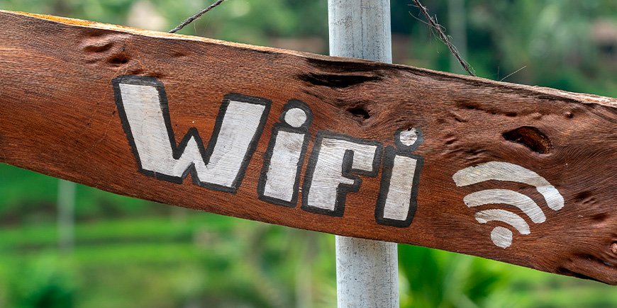 Wifi-skilt på et trestykke på Bali