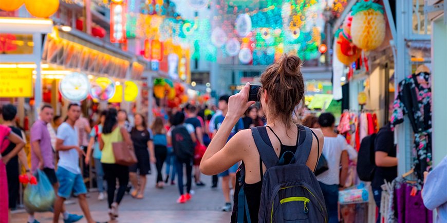 Kvinner fotograferer i Chinatown i Singapore