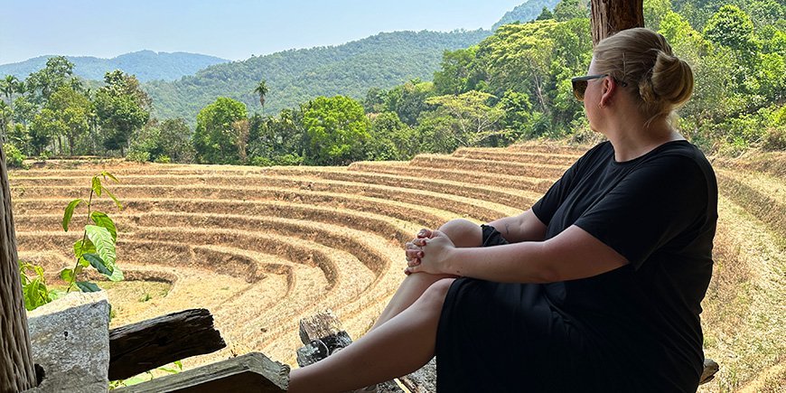 Michelle nyter den vakre utsikten i Ban Huay Hom Village