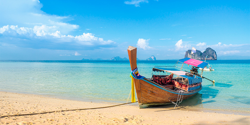 Longtailbåt på øya Koh Ngai i Thailand