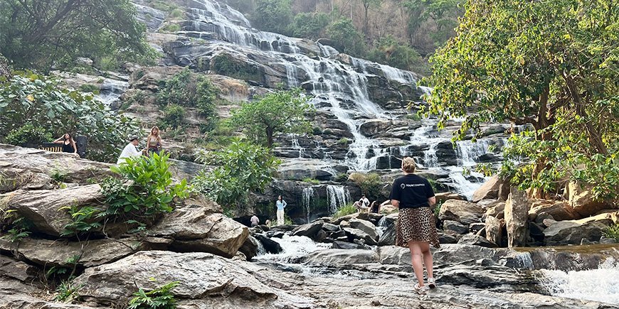 Michelle ved Mae Ya-fossen i Mae Sariang, Nord-Thailand