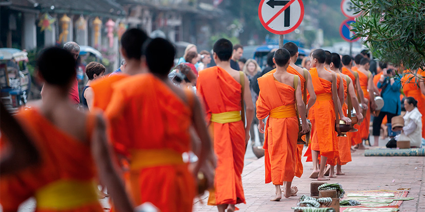 Munker som gir almisser i Luang Prabang, Laos