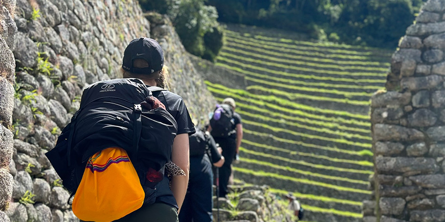 Kvinner nærmer seg Machu Picchu på Inka-stien i Peru