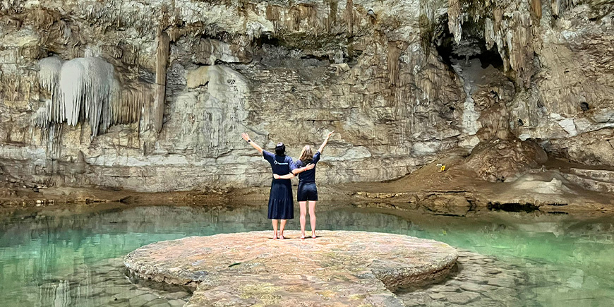 2 kvinner står i Suytun cenote i Yucatán, Mexico