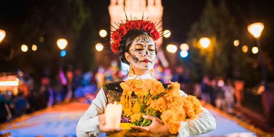 Kvinne kledd ut til De dødes dag i Mexico