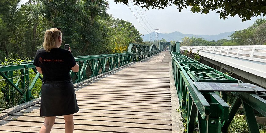 Michelle går på Ta Pai Bridge nær Pai i Nord-Thailand