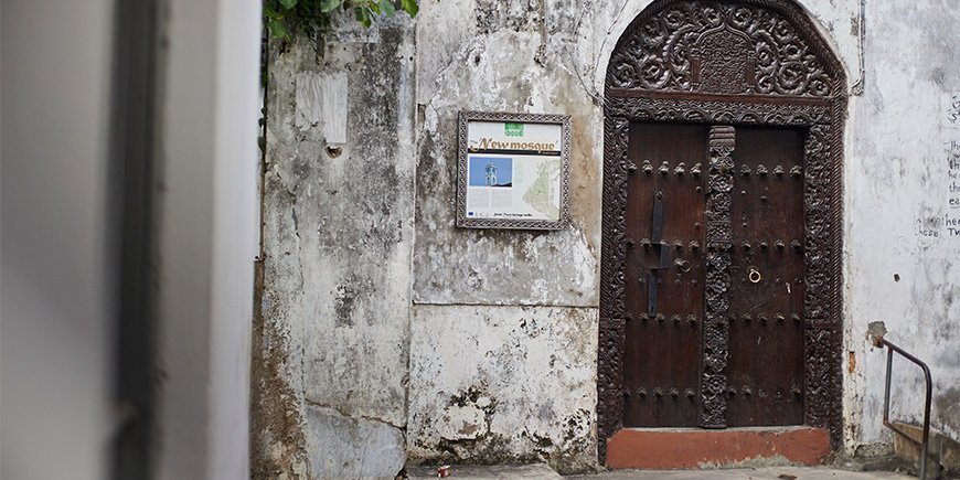 Dør med flotte detaljer i Stone Town