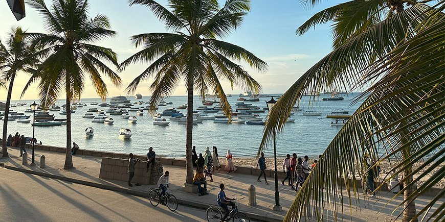 Utsikt over vannet ved solnedgang i Stone Town