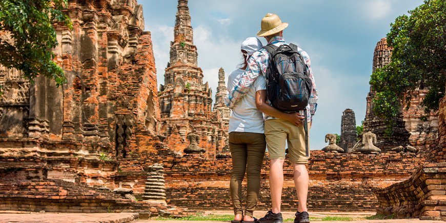 Par utforsker ruinene i Ayutthaya i Thailand