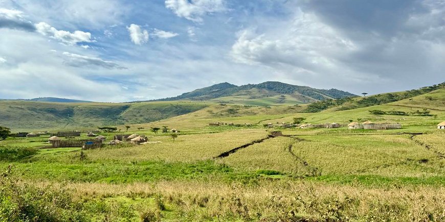 Kjører gjennom høylandet i Tanzania