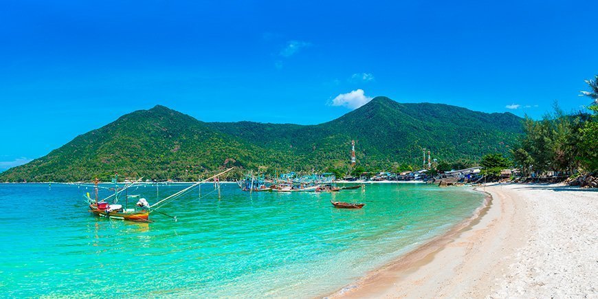 Vakker strand og blå himmel på Koh Phangan i Thailand