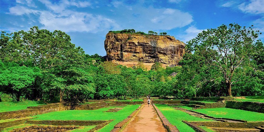 Blå himmel ved Sigiriya på Sri Lanka