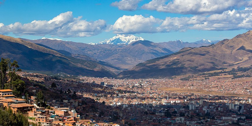 Oversiktsbilde av Cusco på en solrik dag